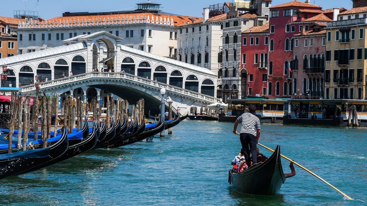 Benátky sníží počet osob na gondolách, Francie někde zavádí roušky i venku
